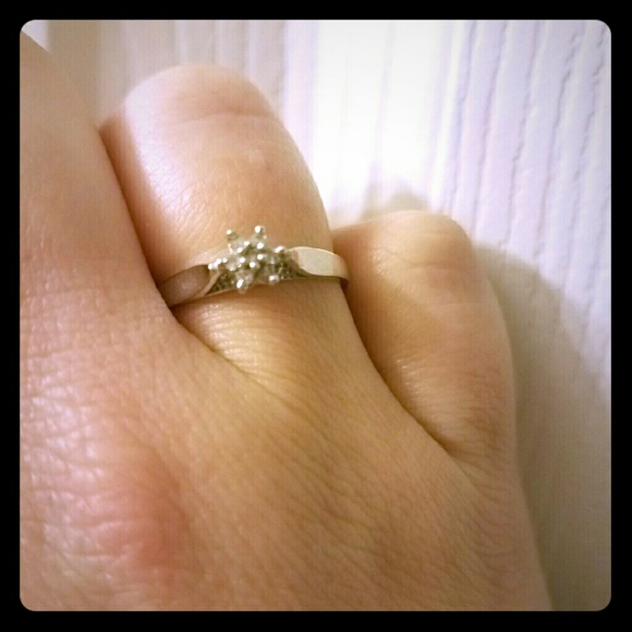 14k white gold and diamond cluster flower ring