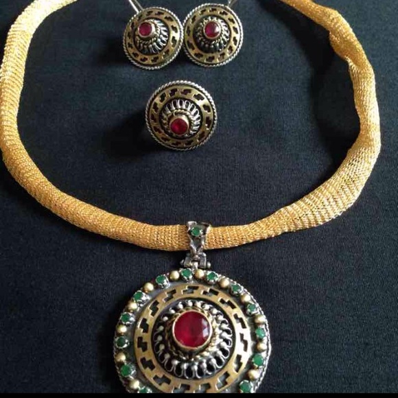 SALE💟 Othantic Necklace Set. Ruby, Green and Gold