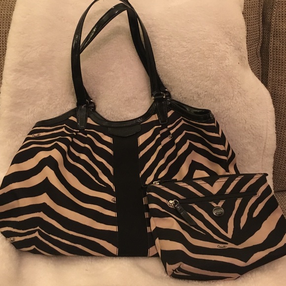 🌟SALE!🌟 Coach zebra bag w/makeup bag