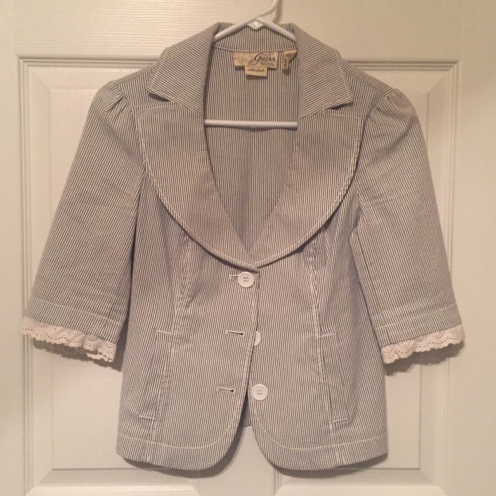 30% off all bundles! Guess 3/4 Sleeve Jacket