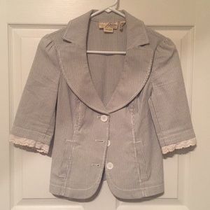 30% off all bundles! Guess 3/4 Sleeve Jacket