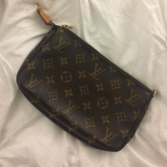 Louis Vuitton Pochette Monogram.