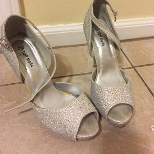 Women's silver Pumps