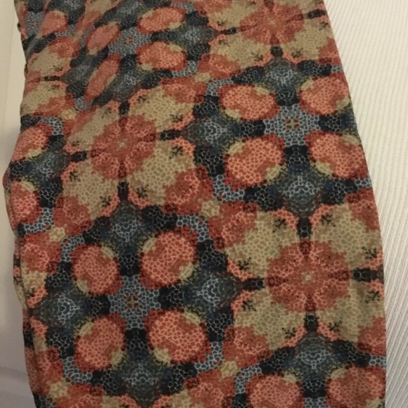 Lularoe 🦄 print with unique color combination OS