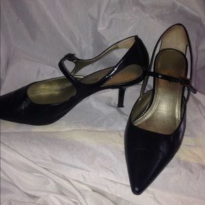 Black pointed toe kitten heels