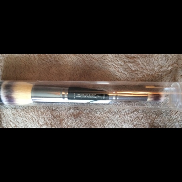 BNIB IT Cosmetics heavenly luxe brush
