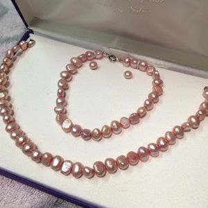 Cultured pearl boxed jewelry set.