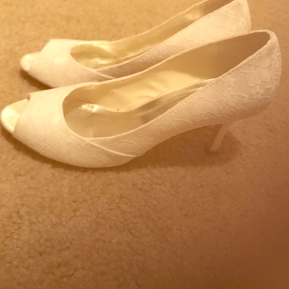 Lace peep toe pumps