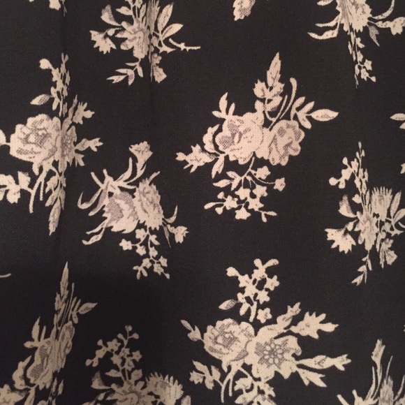 High-Waisted Floral Skirt - Picture 2 of 2