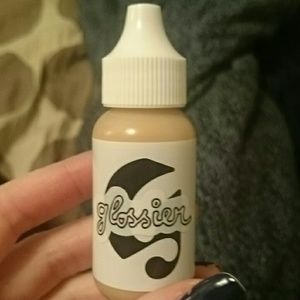 Glossier Perfecting Skin Tint in light