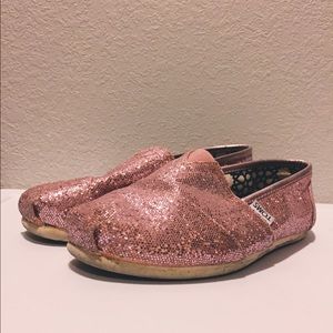 Woman's pink glitter toms
