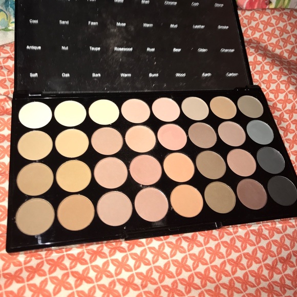 Makeup Revolution London Ultra 32 shadows palette - Picture 2 of 4