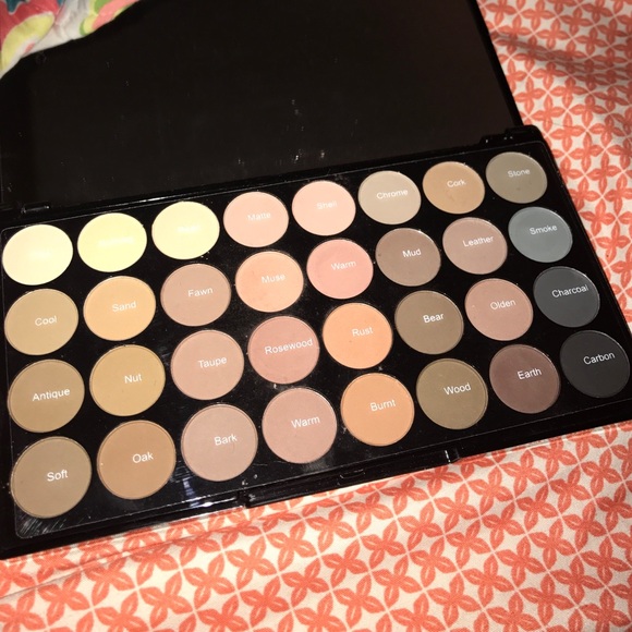 Makeup Revolution London Ultra 32 shadows palette - Picture 3 of 4