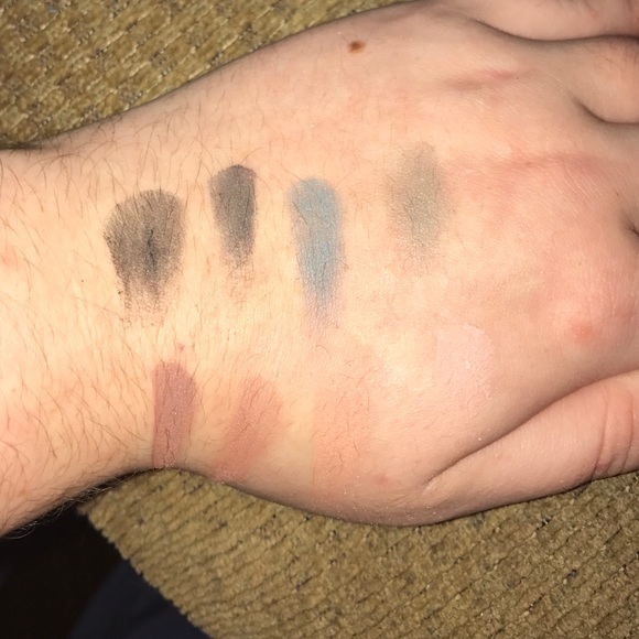 Makeup Revolution London Ultra 32 shadows palette - Picture 4 of 4