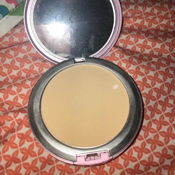 Mally Poreless Perfection Pressed foundation - Picture 2 of 3