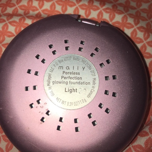 Mally Poreless Perfection Pressed foundation - Picture 3 of 3