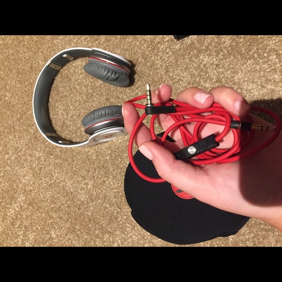 Beats Headphones - Picture 2 of 4