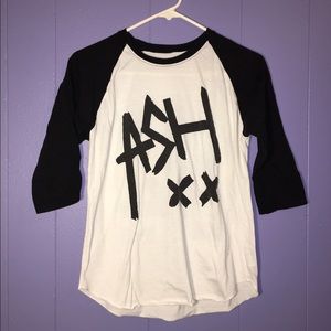 5 seconds of summer, Ashton Irwin baseball tee
