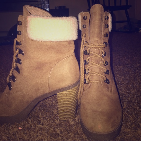 Chunky tan suede timberlands - Picture 1 of 3
