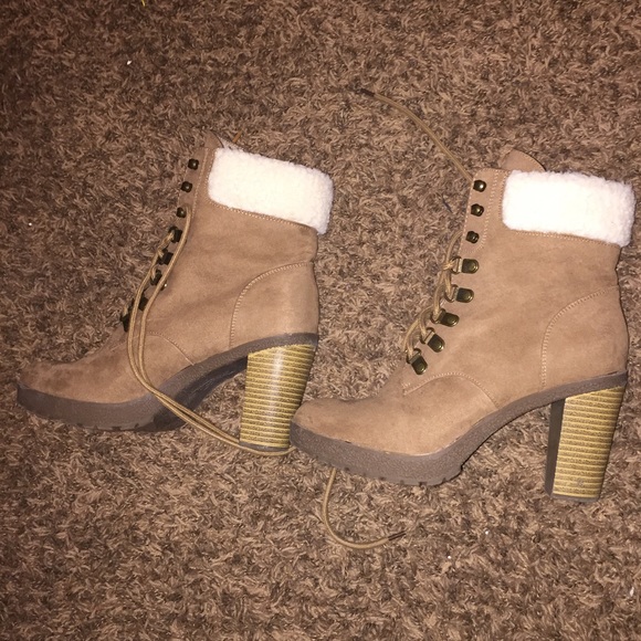 Chunky tan suede timberlands - Picture 2 of 3