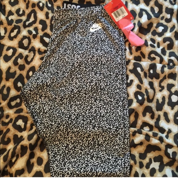 Black & white Nike leggings! OBO✨