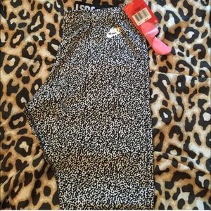 Black & white Nike leggings! OBO✨