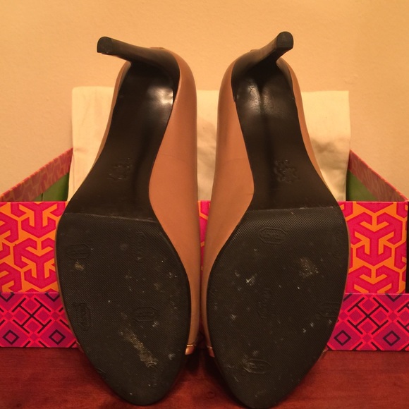 Tory Burch Pacey Equestrian Clay Beige/Black Pumps - Picture 2 of 4