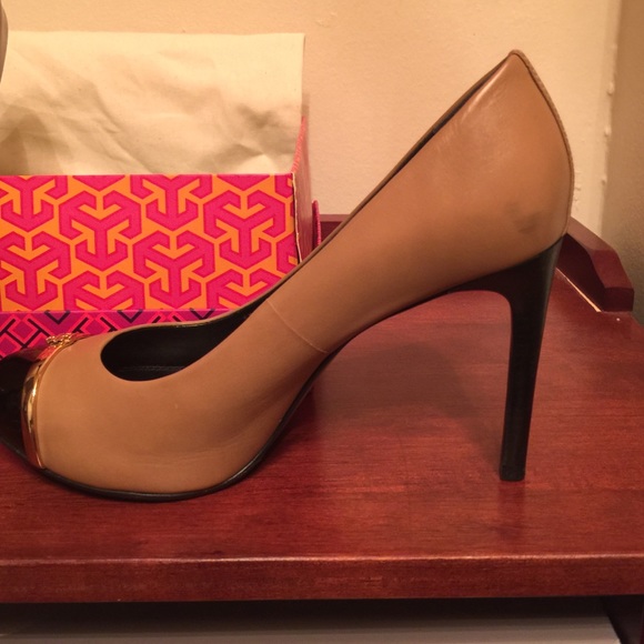 Tory Burch Pacey Equestrian Clay Beige/Black Pumps - Picture 3 of 4