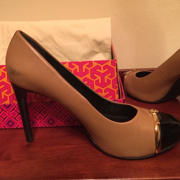 Tory Burch Pacey Equestrian Clay Beige/Black Pumps - Picture 4 of 4