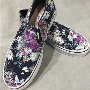BRAND NEW! Vans 6.5 Printed fabric Shoe