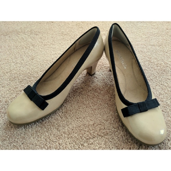 Aerosoles tan heels w black piping