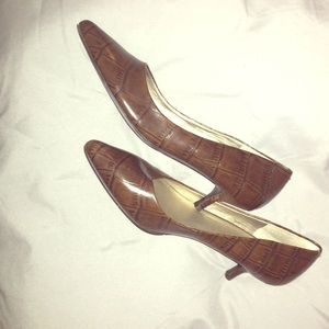 brown leather kitten heels • Nine West