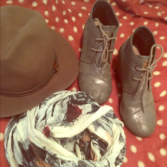 ❣️TOMS❣️metallic booties great condition