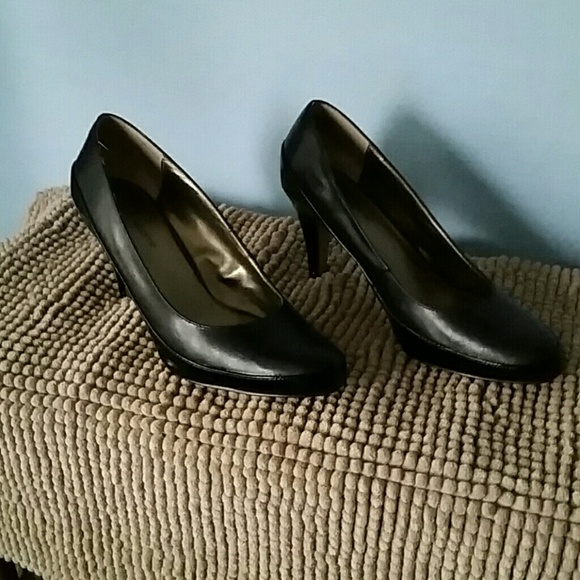 Shoes - Picture 1 of 4