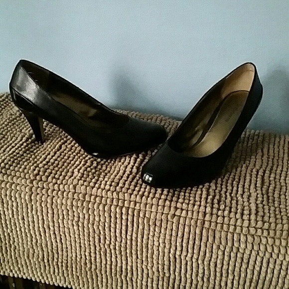 Shoes - Picture 3 of 4