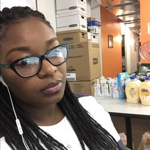 Meet your Posher, Alexis