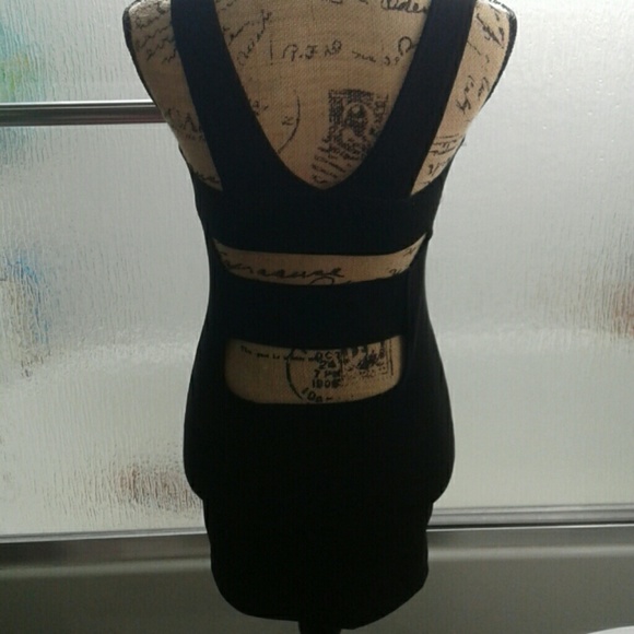 Tight, slightly open black dress - Picture 1 of 2