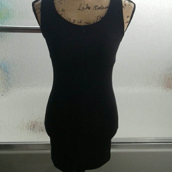 Tight, slightly open black dress - Picture 2 of 2