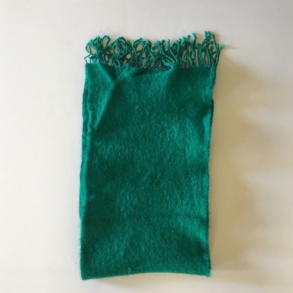 Green wool scarf with fringe
