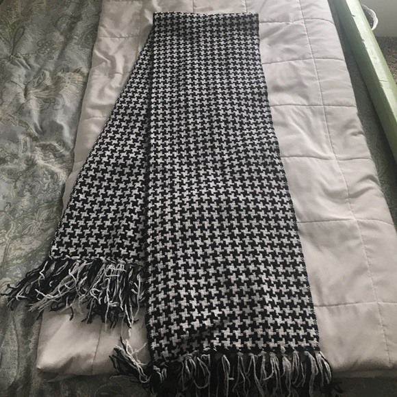 Black/White Scarf - Picture 2 of 3