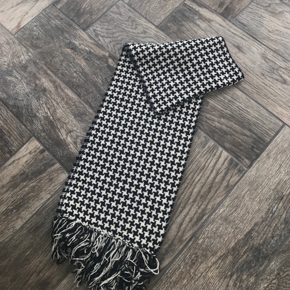 Black/White Scarf - Picture 1 of 3