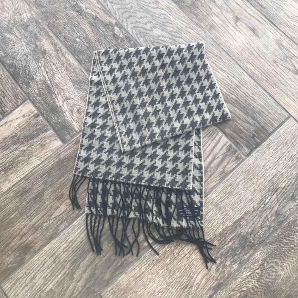 Black/grey patterned scarf.