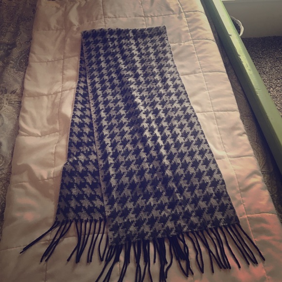 Black/grey patterned scarf. - Picture 2 of 3