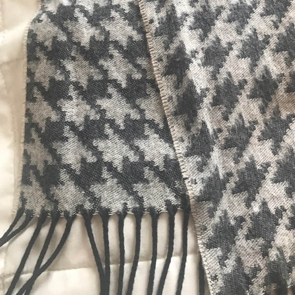 Black/grey patterned scarf. - Picture 3 of 3