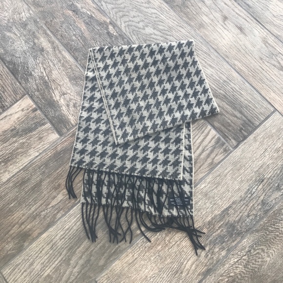 Black/grey patterned scarf. - Picture 1 of 3