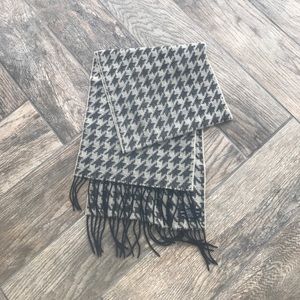 Black/grey patterned scarf.