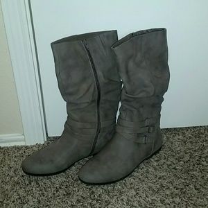 NEW Sonoma Boots size 9med. Pewter color