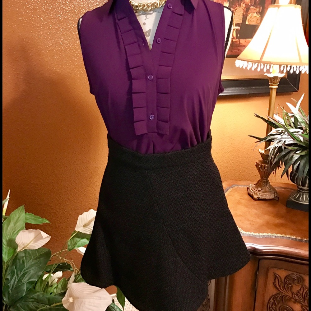 Black flirty mini skirt