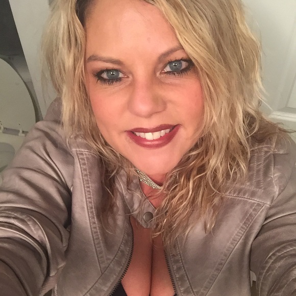 Meet your Posher, Laura - Picture 1 of 1