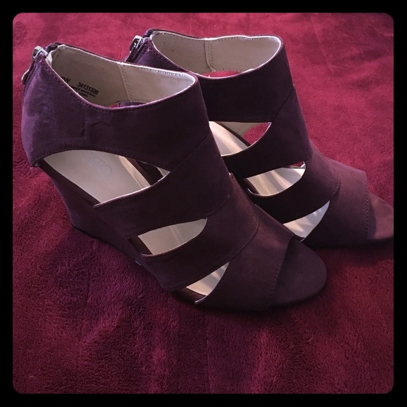 Purple/maroon wedges